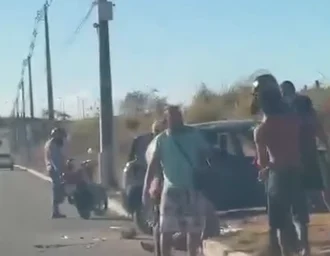 Carro sai da pista e deixa duas pessoas feridas na Avenida Rota do Mar, em Maceió