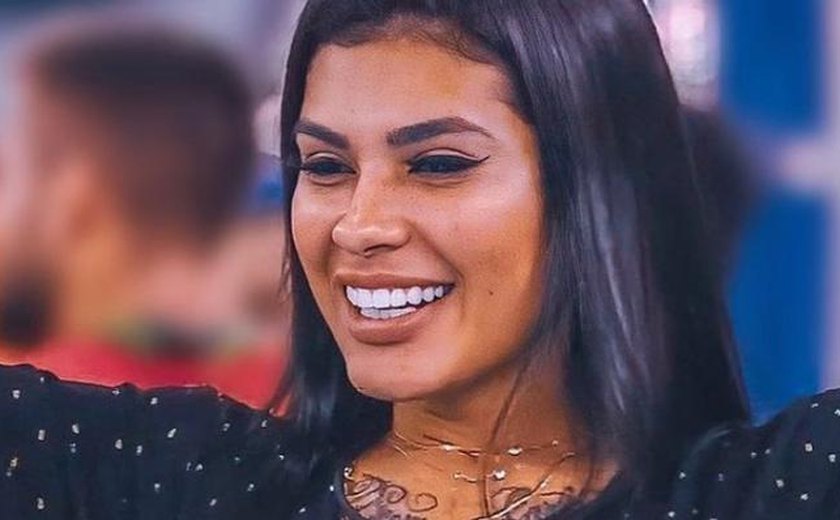 Palco cede durante show de Pocah e reação da cantora viraliza