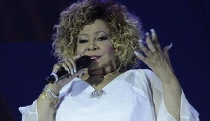 Cantora Alcione cai de escada rolante e é socorrida às pressas para o hospital