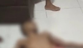 Homem é morto a tiros na frente da mãe dentro de casa