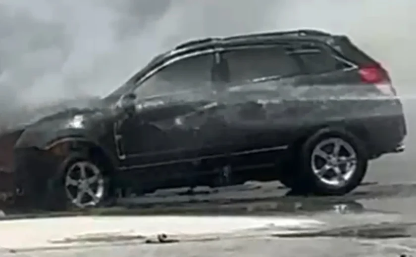 Carro pega fogo em estacionamento de supermercado em Arapiraca
