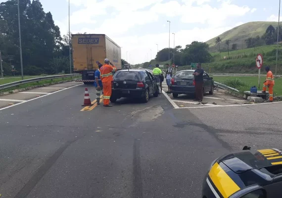 Colisão entre carreta e carro tem dois mortos na BR-393, em Vassouras