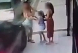 Motorista perde o controle durante manobra e atropela mulher que segurava criança em Maceió
