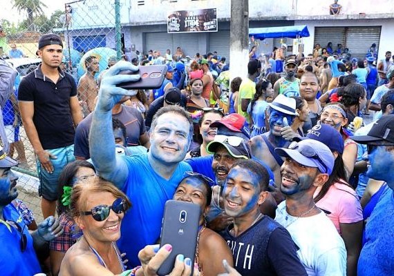 Governador prestigia desfile do tradicional bloco Tudo Azul
