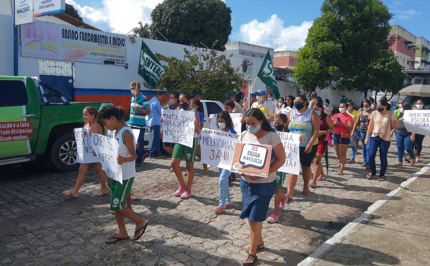 Funcionários de escola municipal no Jacintinho protestam por melhores condições de trabalho
