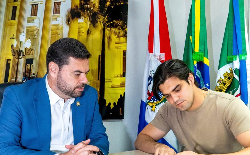 João Catunda toma posse na Câmara e apresenta pedido de licença do mandato