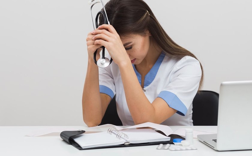 Burnout avança entre profissionais da saúde: quais sinais indicam que o trabalhador chegou ao limite?