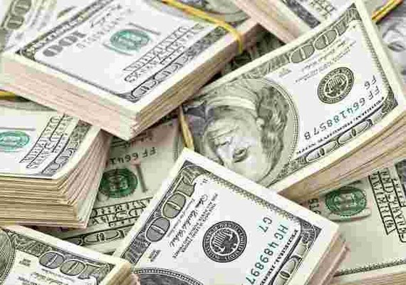 Dólar fecha quase estável nesta quarta, de olho no cenário político