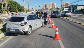 Caminhão colide com carro na Avenida Menino Marcelo, em Maceió