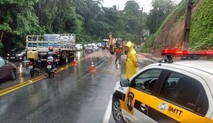 Em Maceió, vias são liberadas após fim de semana de chuvas intensas