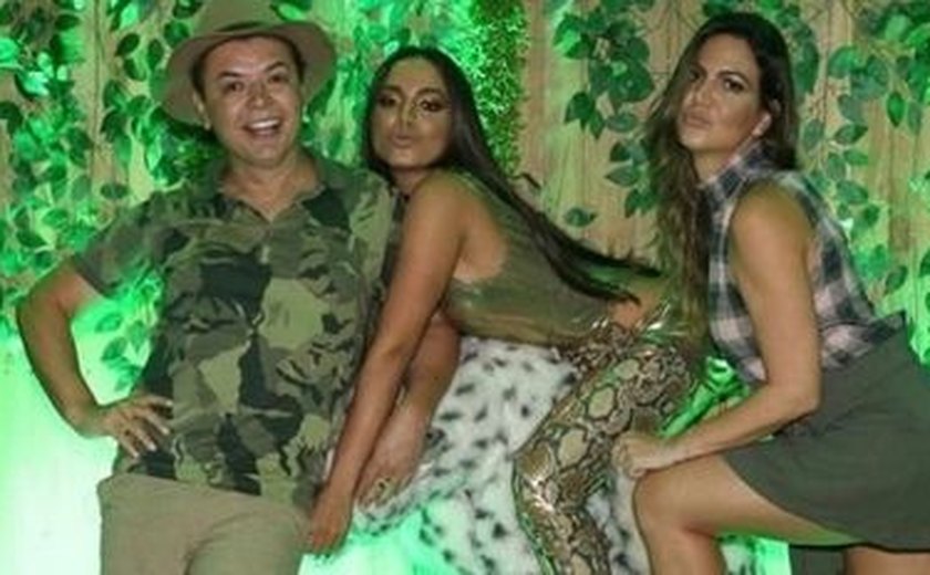 Anitta reúne famosos em aniversário com tema ‘selva’