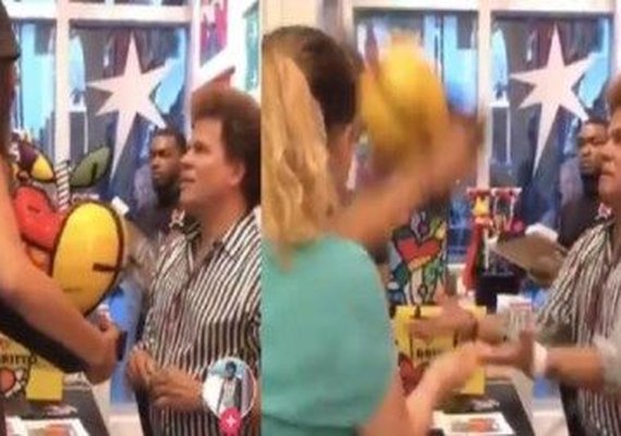 Mulher 'se vinga' de Romero Britto quebrando obra mais cara na frente do pintor