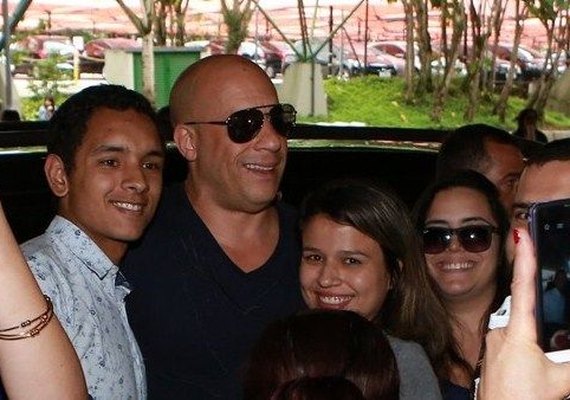 Vin Diesel é cercado por fãs ao chegar no aeroporto de Guarulhos, em São Paulo
