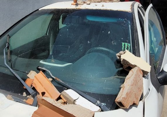 Veículo colide com residência em Marechal Deodoro; jovem é socorrido pelo CBMAL