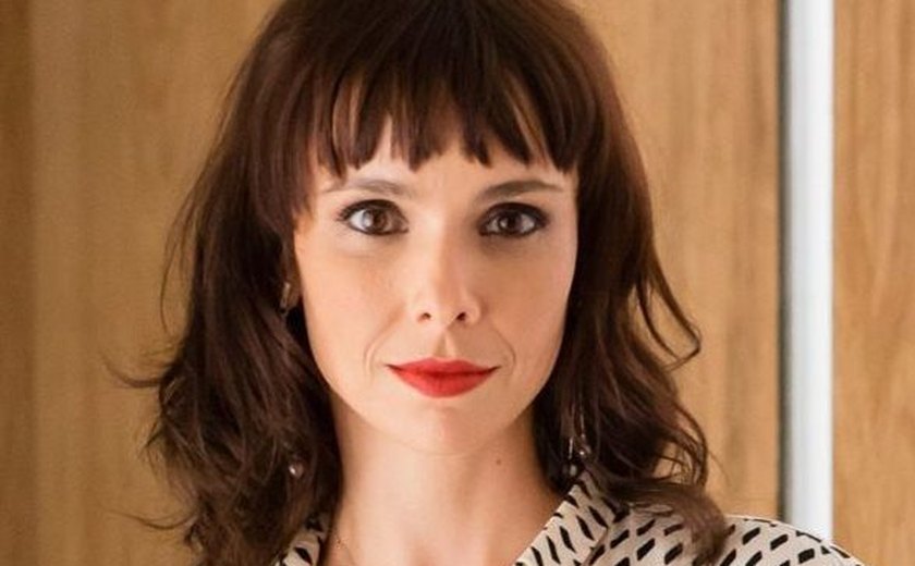 Longe das novelas desde Avenida Brasil, Débora Falabella faz vilã sedutora