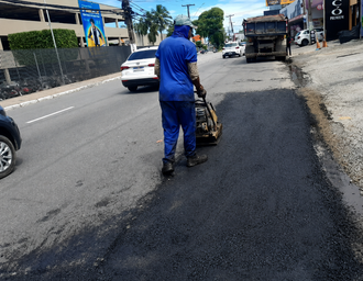 Operação Tapa-Buraco recupera trecho danificado na Avenida Comendador Gustavo Paiva