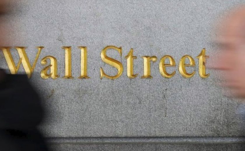 Wall Street cai após dados dos EUA e alerta da Apple alimentarem temores de desaceleração