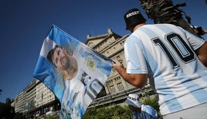 Messi agradece Argentina e dedica Copa a Maradona: 'torceu pela gente no céu'