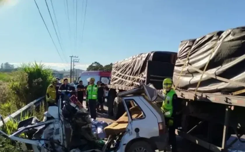 Cinco pessoas morrem em colisão entre carro e caminhão no interior de Santa Catarina