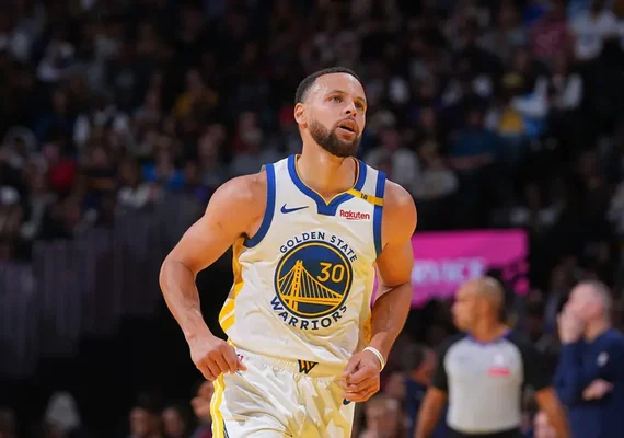 Stephen Curry quebra mais um recorde nos playoffs da NBA