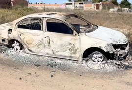 Homens armados invadem oficina e incendeiam carro durante ataque em Delmiro Gouveia