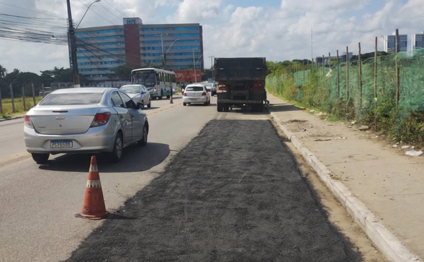 Operação Tapa-Buraco recupera trecho de asfalto próximo ao Shopping Miramar