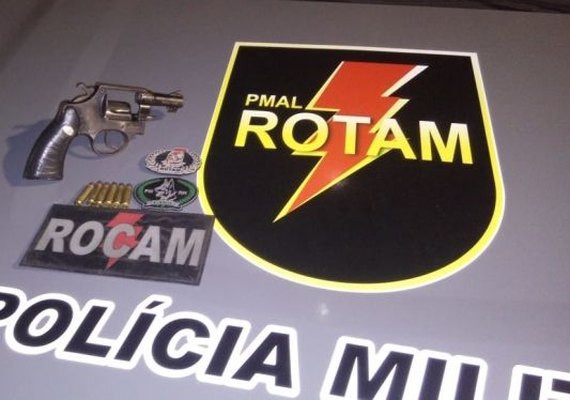 PM encontra arma e artefato explosivo na sede de torcida organizada em Maceió