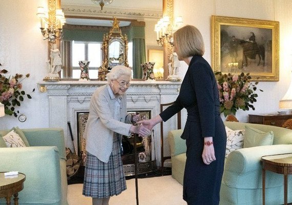 Rainha Elizabeth II é colocada sob supervisão médica