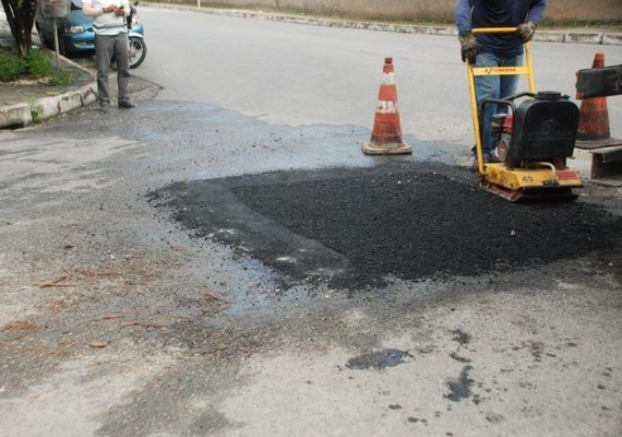 Avenida Presidente Getúlio Vargas recebe serviços de tapa-buraco