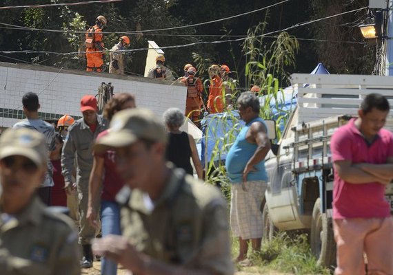 Corpos de duas crianças são resgatados dos escombros na Muzema
