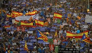 Manifestação contra o terrorismo reúne 500 mil pessoas em Barcelona