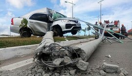 Motorista perde controle da direção e derruba poste em avenida