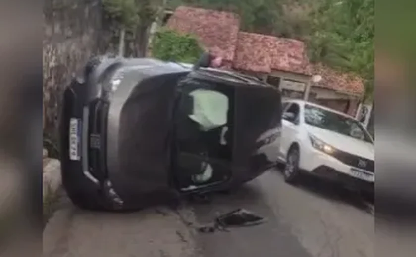 Carro capota em Maceió, mas motorista sai ileso