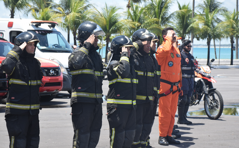 Bombeiros de Alagoas homenageiam militares mortos no RS