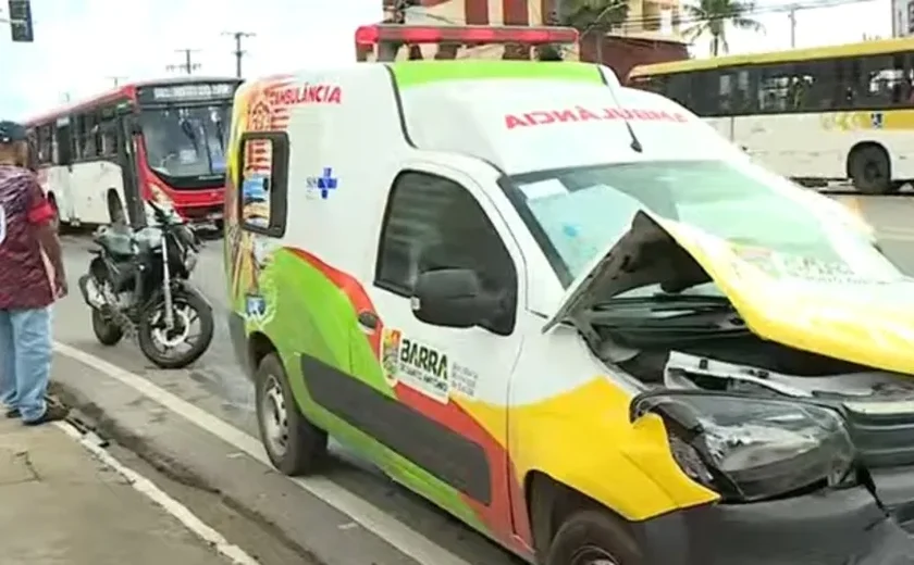 Motociclista sofre ferimentos após colisão com ambulância em Cruz das Almas