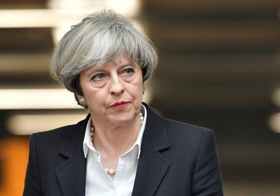 Theresa May descarta renúncia após perder maioria no Parlamento