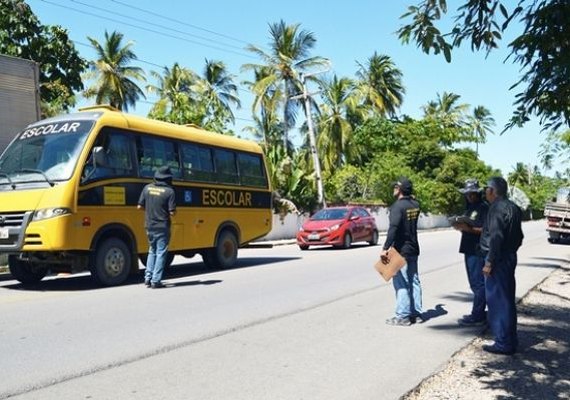 Operação conjunta fiscaliza 390 veículos em Maragogi, no litoral norte