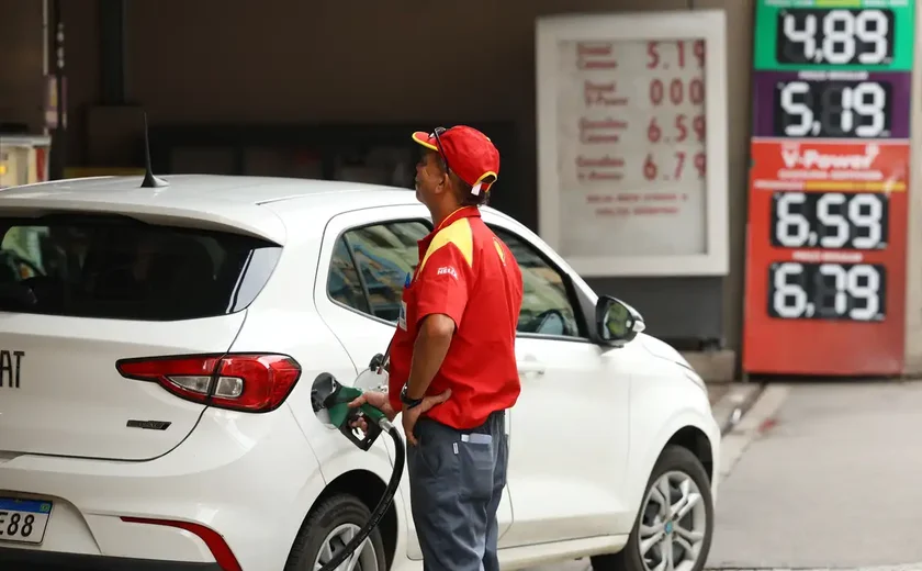 Aumento de etanol na gasolina divide opiniões sobre impacto em carros