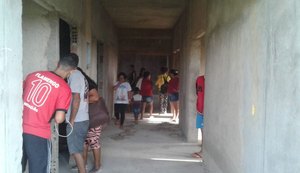 Ocupação de sem-teto em obra de posto de saúde cobra respostas dos gestores
