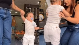 Noah Gabriel, de 1 ano, dá primeiros passos com próteses após perder mãos e pés