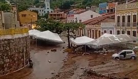 Em trégua das chuvas, Piranhas inicia operação de limpeza no Centro Histórico