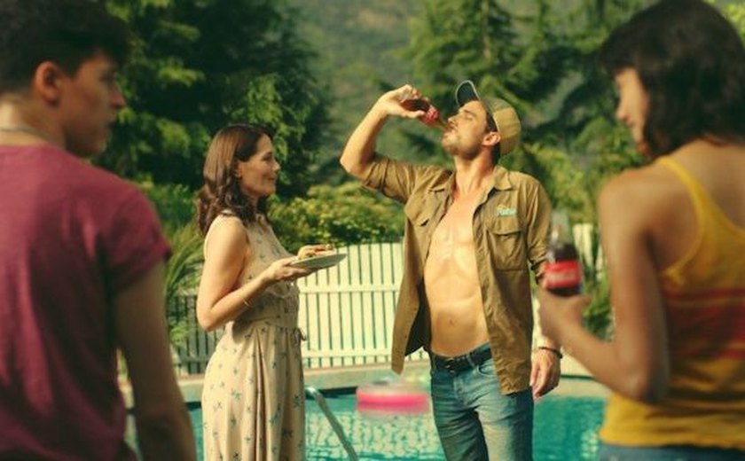 Coca-cola coloca irmão e irmã disputando o mesmo homem em comercial; assista