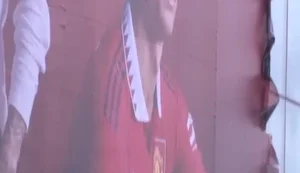 Pôster de Cristiano Ronaldo é retirado de estádio do Manchester United