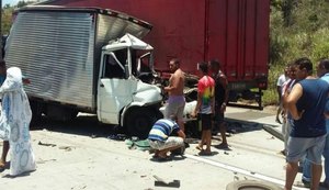 Acidente entre caminhão e carreta deixa uma pessoa ferida na BR-101