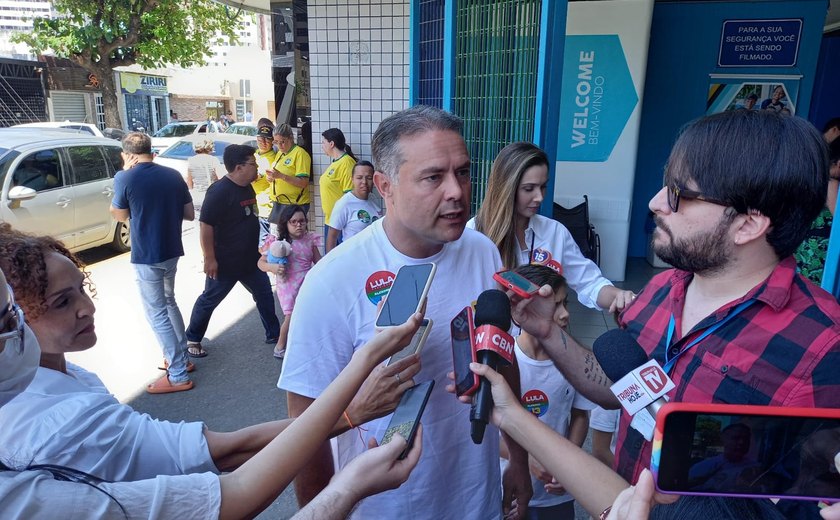 Renan Filho, candidato ao senado, vota em Maceió e se diz otimista com a vitória nas urnas