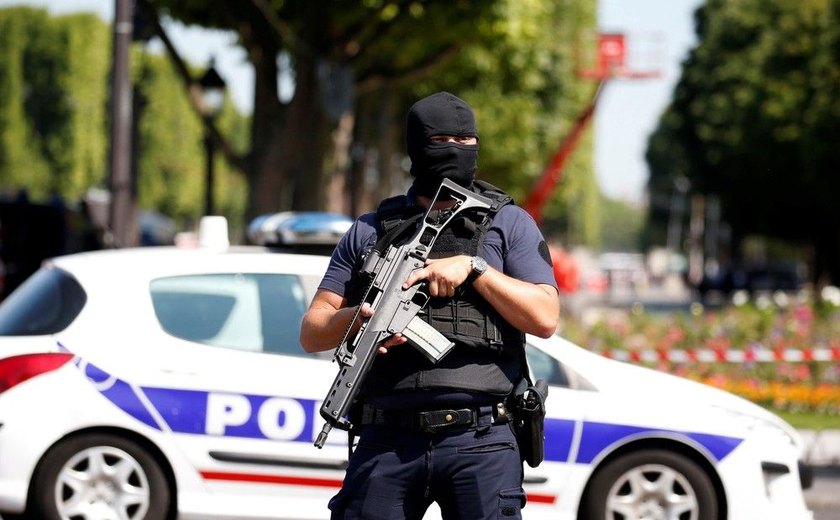 Morto em incidente na Champs-Élysées era conhecido das forças de segurança