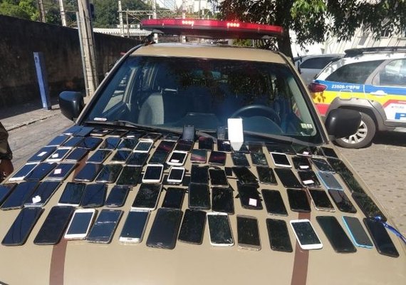 Polícia prende quatro suspeitos com 88 celulares