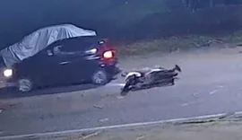 Motociclista fica ferido após colidir veículo em traseira de carro de passeio