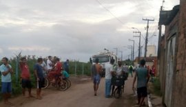 Moradores do Conjunto Carminha interditam via de acesso ao Aterro Sanitário de Maceió