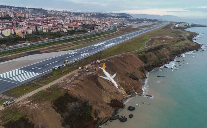 Avião derrapa e quase cai no Mar Negro, na Turquia